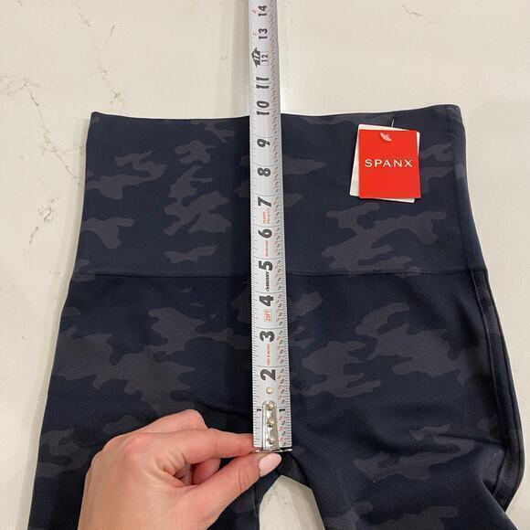 NWT Spanx Look at Me Now Camo Black Leggings Size Medium - Picture 11 of 12